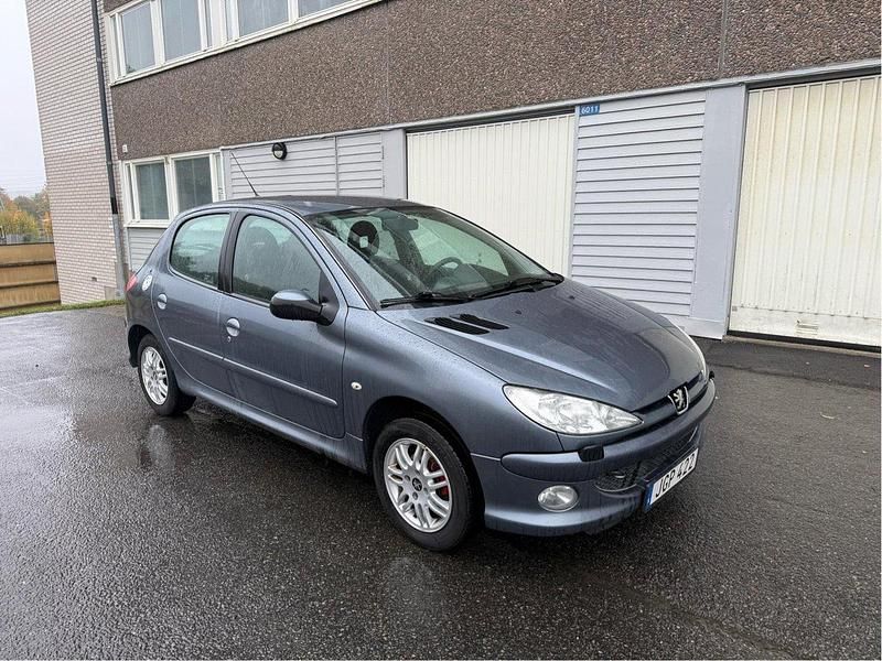 Grå Begagnad 2007 Peugeot 206 Halvkombi | 18 000 kr (Marknadspris) - Bild 1/4