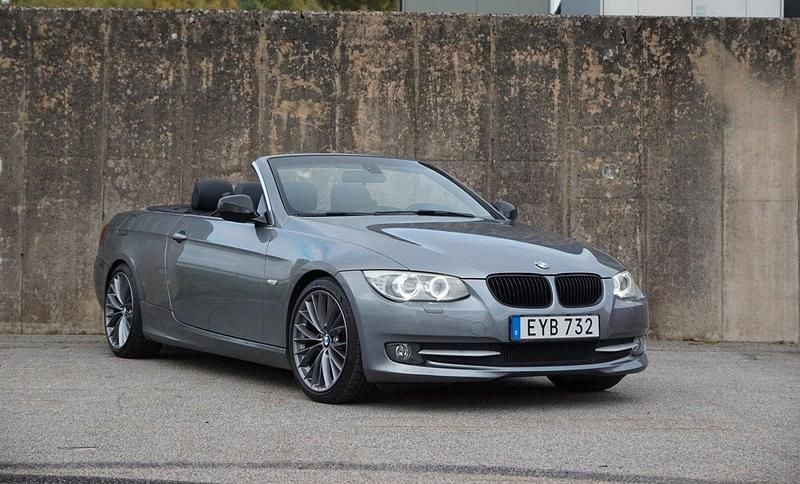 Mörkgrå Begagnad 2012 BMW 320 Cabriolet Exclusive Cab | 169 000 kr (Marknadspris) - Bild 1/4