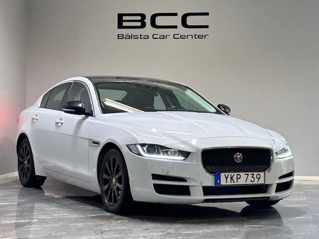Vit Begagnad 2017 Jaguar XE Sedan | 159 900 kr (Marknadspris) - Bild 1/2
