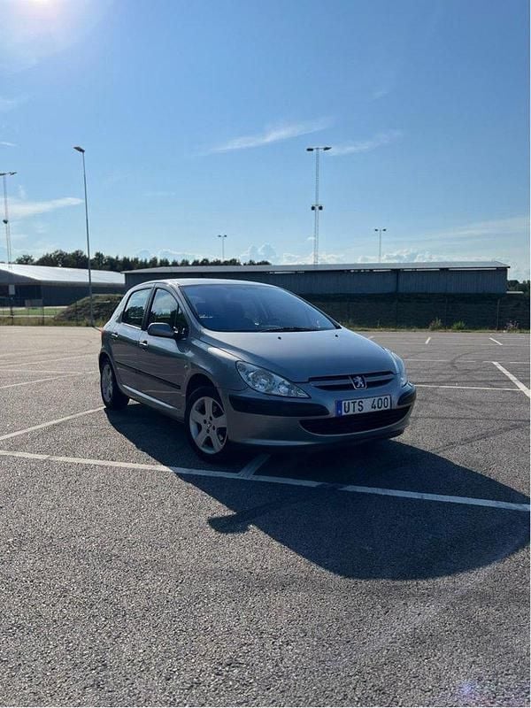 Grå Begagnad 2004 Peugeot 307 S Halvkombi | 29 900 kr (Marknadspris) - Bild 1/4