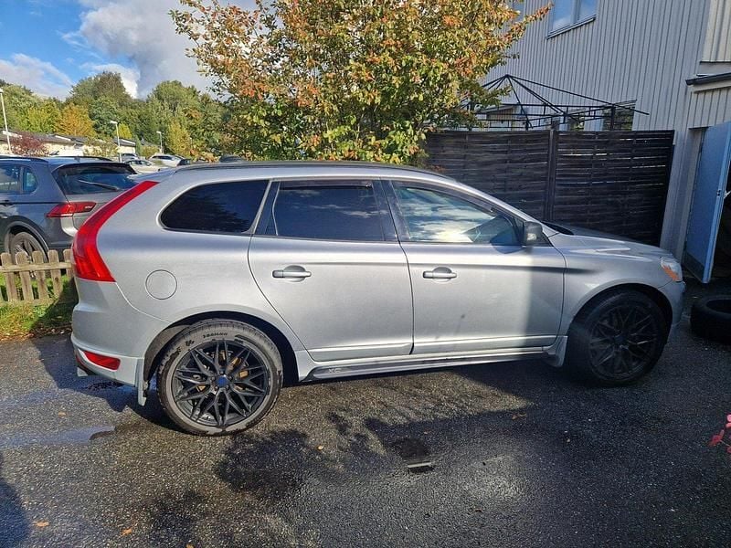 Silver Begagnad 2011 Volvo XC60 R-Design SUV | 92 000 kr (Bra pris) - Bild 1/4