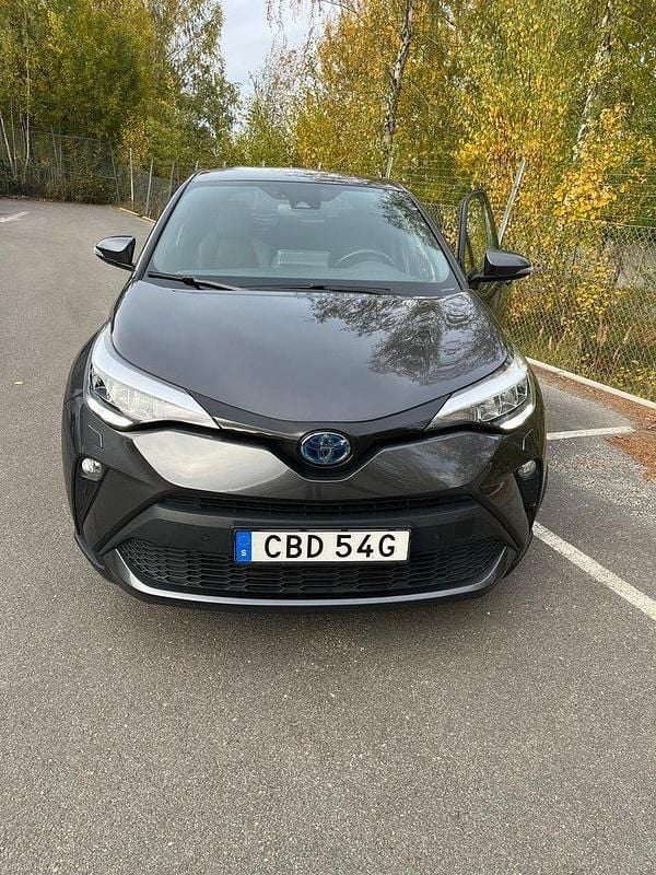 Grå Begagnad 2022 Toyota C-HR Edition SUV | 265 000 kr (Marknadspris) - Bild 1/3