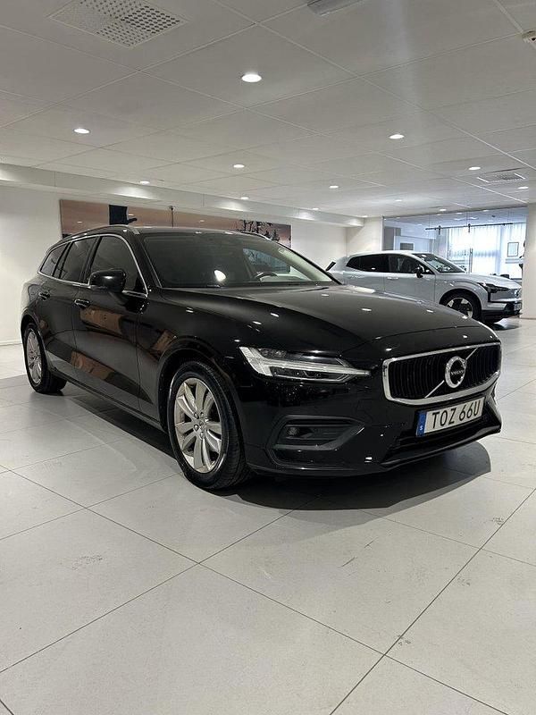 Svart Begagnad 2021 Volvo V60 Momentum Kombi | 269 000 kr (Bra pris) - Bild 1/4