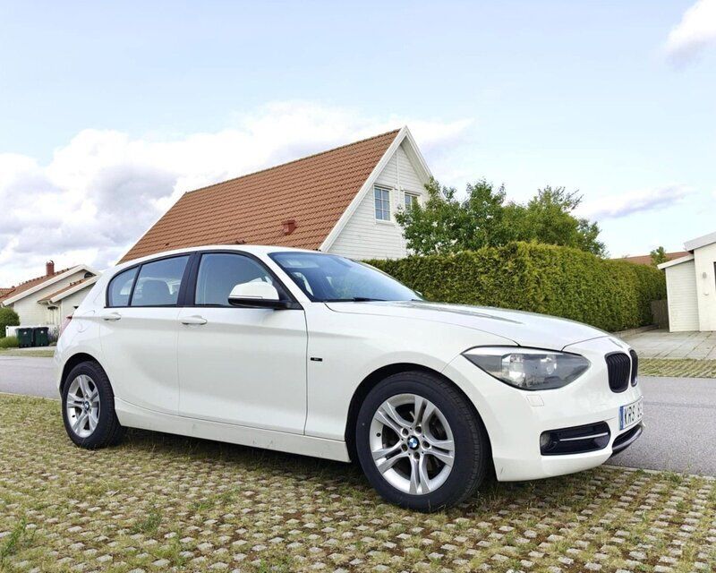 Vit Begagnad 2013 BMW 118 Sport Line Halvkombi | 75 000 kr (Marknadspris) - Bild 1/4