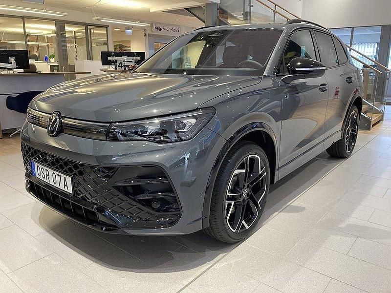 Mörkgrå Ny 2025 VW Tiguan R-line SUV | 688 700 kr - Bild 1/4
