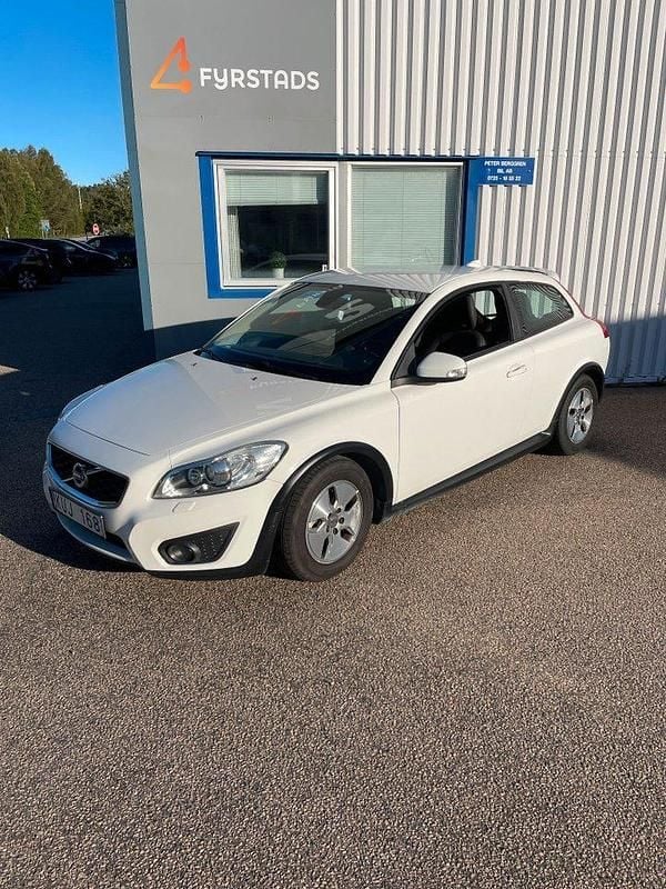 Vit Begagnad 2011 Volvo C30 Momentum Halvkombi | 52 500 kr (Marknadspris) - Bild 1/4