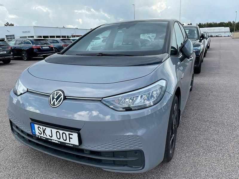 Grå (moonstone grey) Begagnad 2023 VW ID.3 Pro Performance Halvkombi | 285 000 kr (Marknadspris) - Bild 1/2