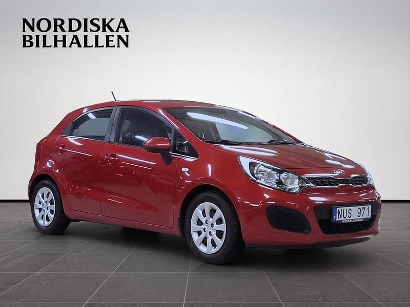 Röd Begagnad 2012 Kia Rio Halvkombi | 69 795 kr (Marknadspris) - Bild 1/4