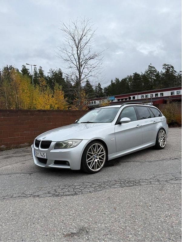 Silver Begagnad 2007 BMW 325 Comfort Edition Kombi | 85 000 kr (Marknadspris) - Bild 1/4