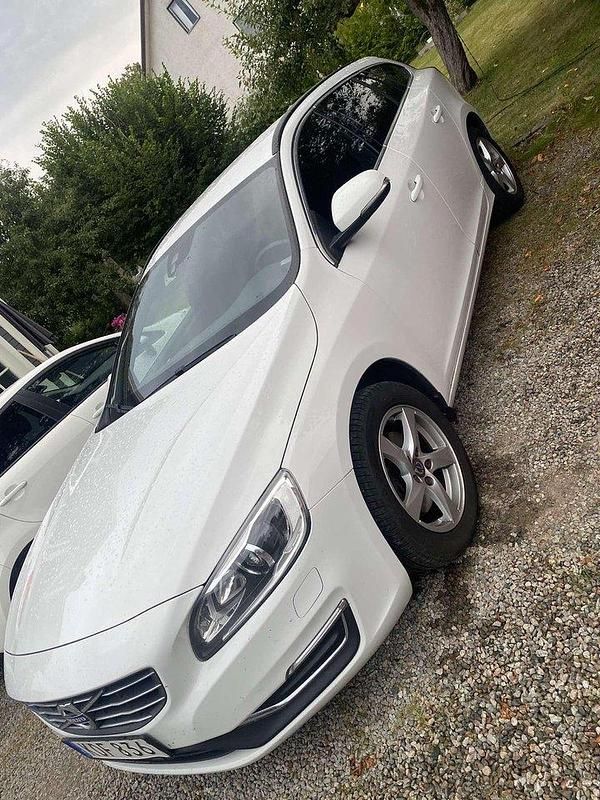 Vit Begagnad 2016 Volvo V60 Momentum Kombi | 115 000 kr (Bra pris) - Bild 1/3