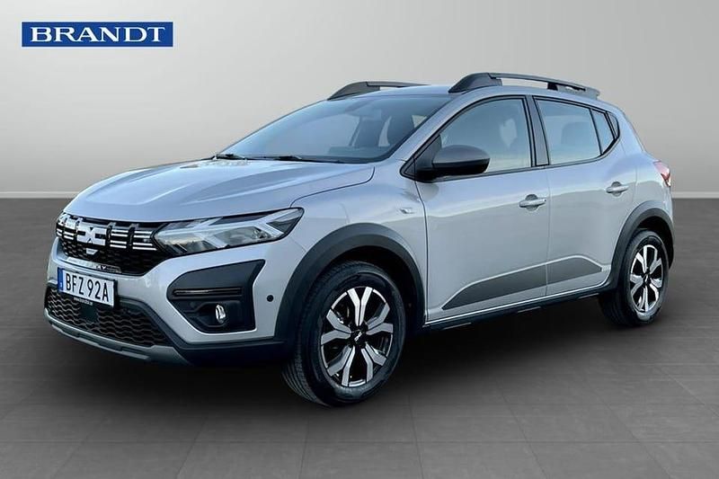 Grå Begagnad 2023 Dacia Sandero Expression SUV | 169 900 kr (Marknadspris) - Bild 1/4