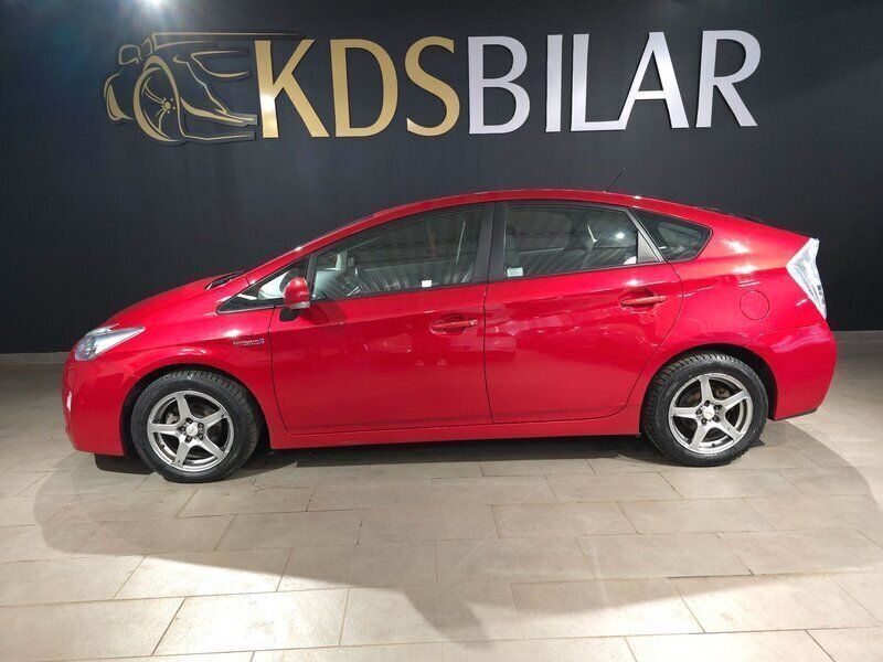 Mörkröd Begagnad 2010 Toyota Prius Edition Halvkombi | 99 900 kr (Marknadspris) - Bild 1/4