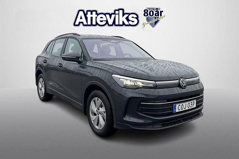 Mörkgrå (grå) Begagnad 2024 VW Tiguan Life SUV | 379 900 kr (Lite dyr) - Bild 1/4