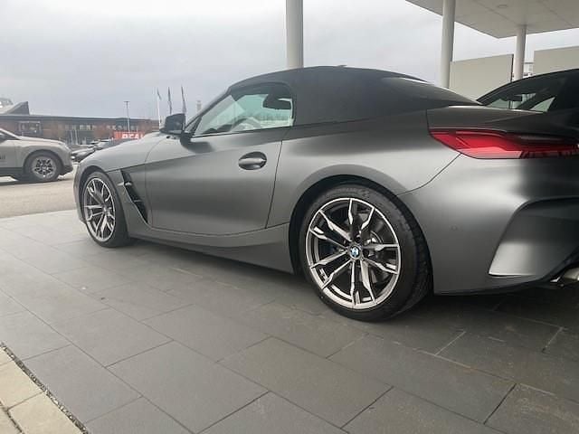 Grå Begagnad 2023 BMW Z4 M Sport Cab | 693 000 kr (Dyr) - Bild 1/4