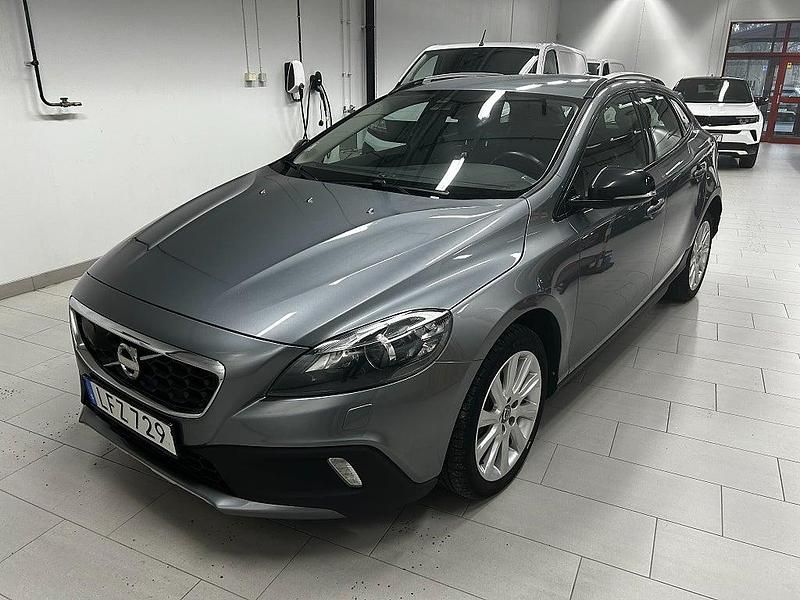 Grå Begagnad 2016 Volvo V40 Momentum Halvkombi | 114 900 kr (Marknadspris) - Bild 1/4