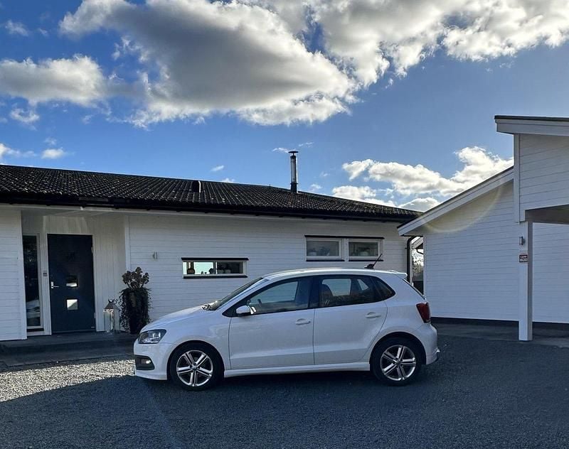 Vit Begagnad 2014 VW Polo R-line Halvkombi | 98 000 kr (Marknadspris) - Bild 1/3