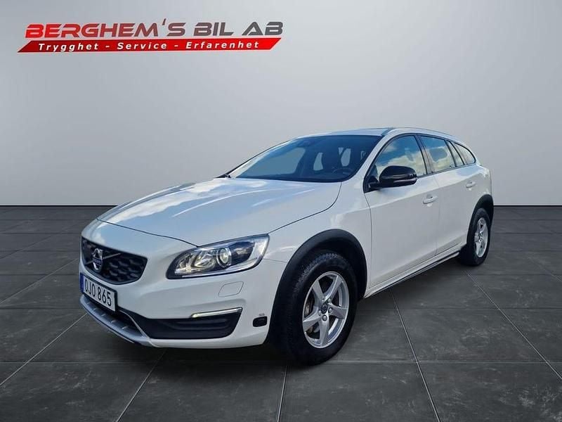 Vit Begagnad 2017 Volvo V60 CC Momentum Kombi | 194 000 kr (Bra pris) - Bild 1/3