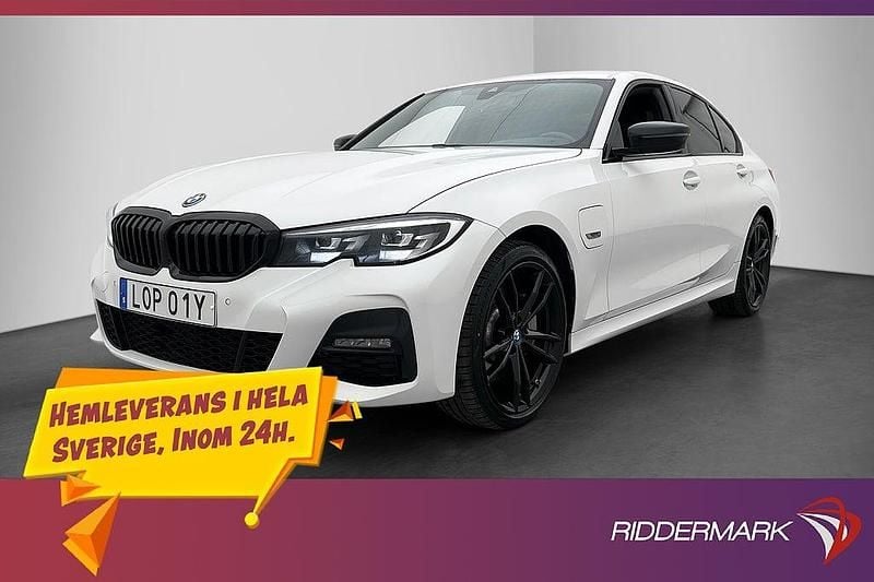 Vit Begagnad 2022 BMW 330e M Sport Sedan | 329 800 kr (Bra pris) - Bild 1/3