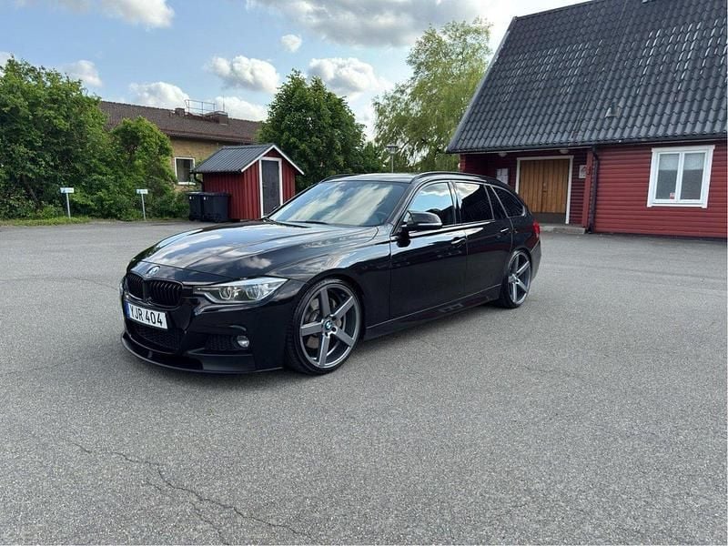 Svart Begagnad 2017 BMW 340 M Sport Kombi | 355 000 kr (Dyr) - Bild 1/4