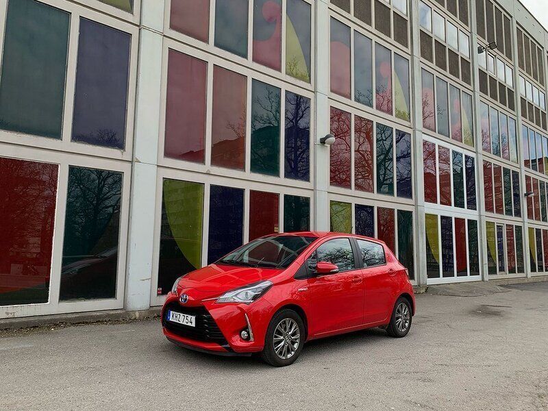 Röd Begagnad 2018 Toyota Yaris Hybrid Active Halvkombi | 149 900 kr (Bra pris) - Bild 1/4