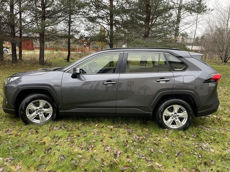 Grå Begagnad 2020 Toyota RAV4 Hybrid Active SUV | 295 000 kr (Marknadspris) - Bild 1/4