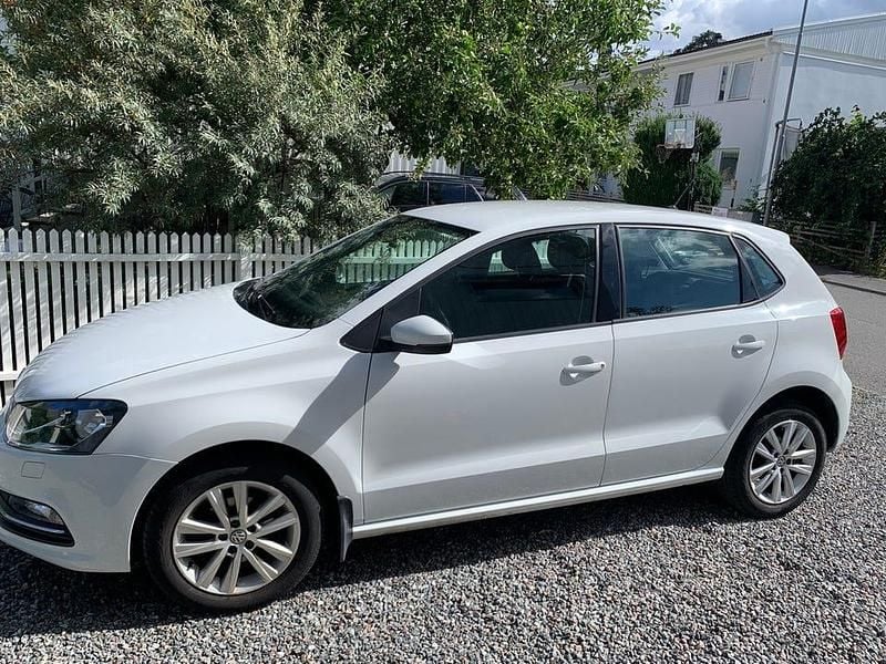 Vit Begagnad 2016 VW Polo Halvkombi | 100 000 kr (Marknadspris) - Bild 1/4