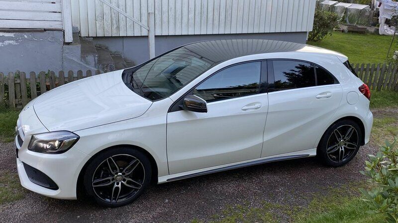 Vit Begagnad 2017 Mercedes A180 AMG Halvkombi | 139 000 kr (Marknadspris) - Bild 1/4