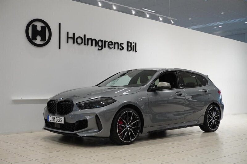 Grå Begagnad 2023 BMW M135 Shadowline Halvkombi | 479 800 kr (Dyr) - Bild 1/4