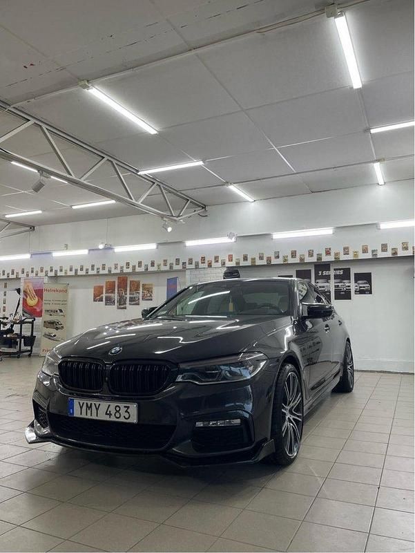 Grå Begagnad 2017 BMW 530e Performance Sedan | 260 000 kr - Bild 1/4