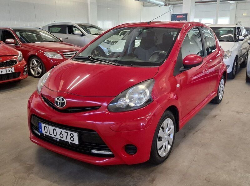 Röd Begagnad 2014 Toyota Aygo Halvkombi | 70 000 kr (Marknadspris) - Bild 1/4