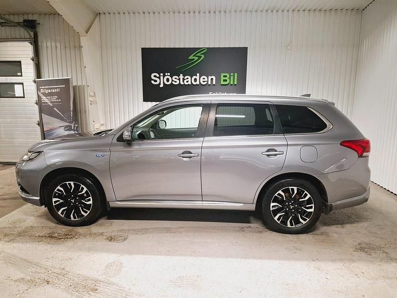 Begagnad Mitsubishi Outlander 203 HK (149 kW) 2017 Grå SUV