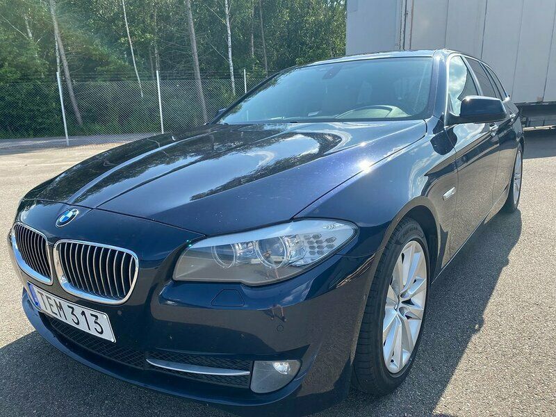 Mörkblå Begagnad 2010 BMW 530 Kombi | 169 000 kr - Bild 1/4