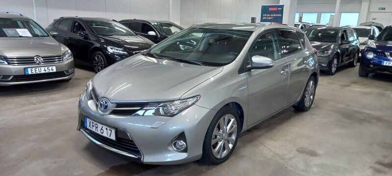 Ljusgrå (grå) Begagnad 2014 Toyota Auris Hybrid Edition Halvkombi | 149 999 kr (Marknadspris) - Bild 1/4