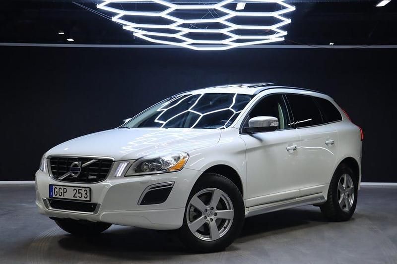 Vit Begagnad 2013 Volvo XC60 R-Design SUV | 119 900 kr (Superpris) - Bild 1/4