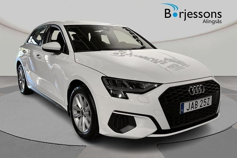 Vit Begagnad 2023 Audi A3 Sportback Proline Halvkombi | 239 900 kr (Marknadspris) - Bild 1/4