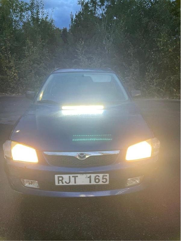 Blå Begagnad 2000 Mazda 3 Active Halvkombi | 16 500 kr - Bild 1/4
