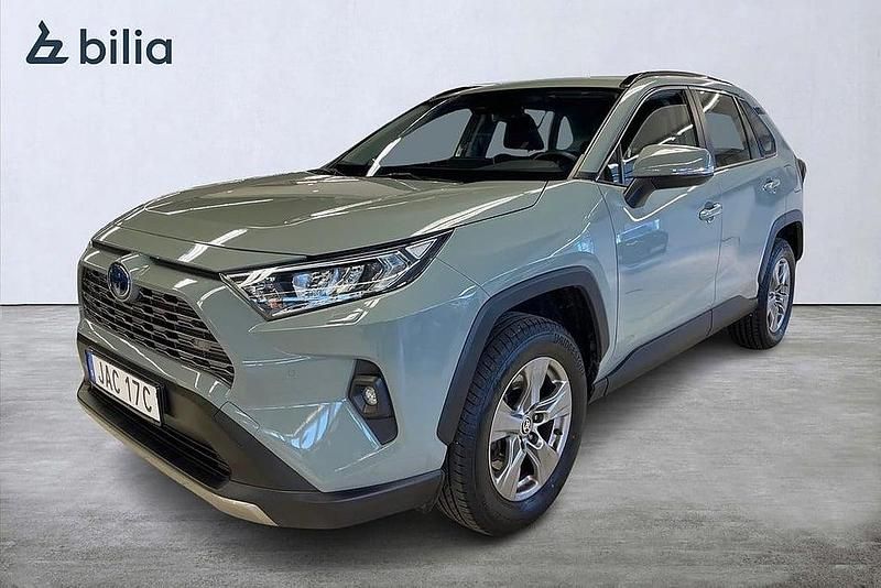 Grön Begagnad 2022 Toyota RAV4 Hybrid Active SUV | 369 900 kr (Marknadspris) - Bild 1/3