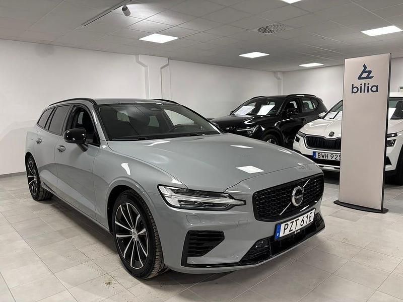 Grå Begagnad 2025 Volvo V60 Plus Kombi | 449 900 kr - Bild 1/3