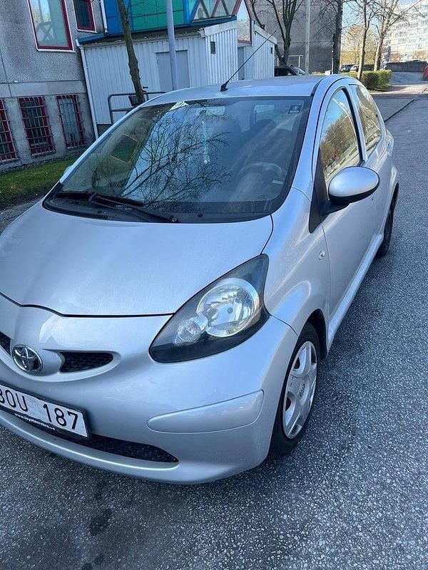 Silver Begagnad 2008 Toyota Aygo Halvkombi | 24 999 kr (Bra pris) - Bild 1/2