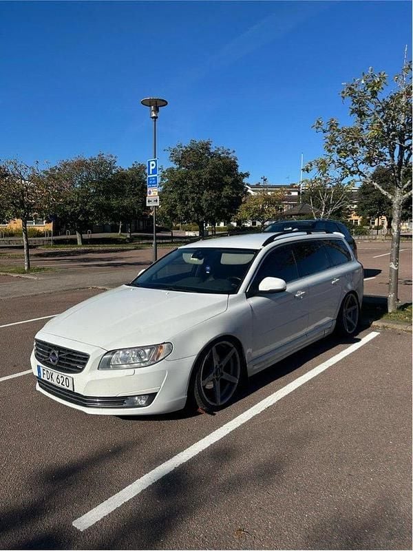 Vit Begagnad 2016 Volvo V70 Momentum Kombi | 75 000 kr (Marknadspris) - Bild 1/4