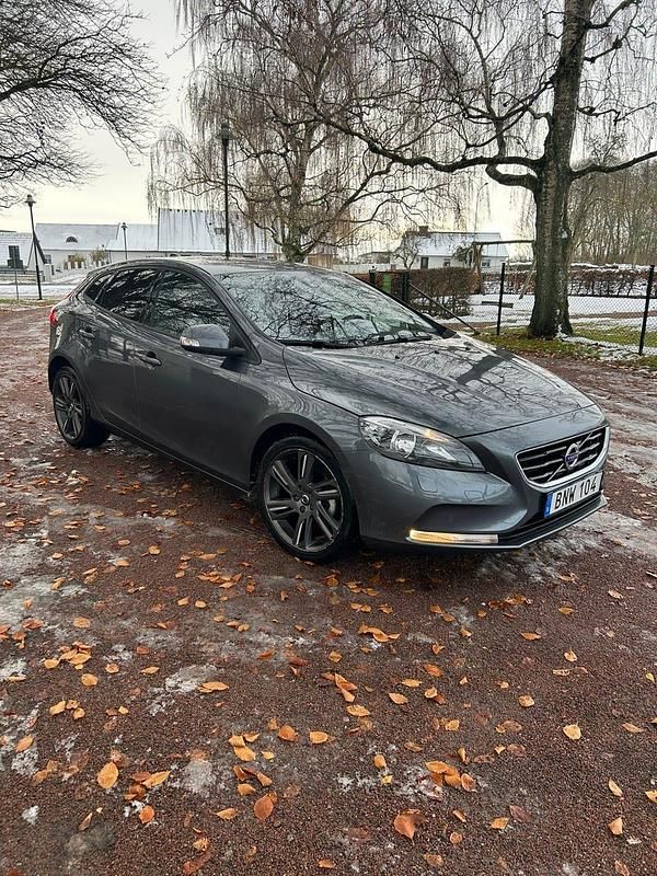 Begagnad 2014 Volvo V40 Halvkombi | 75 000 kr (Marknadspris) - Bild 1/4