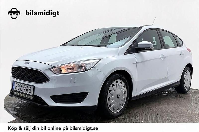 Vit Begagnad 2017 Ford Focus Trend Halvkombi | 91 900 kr (Marknadspris) - Bild 1/3