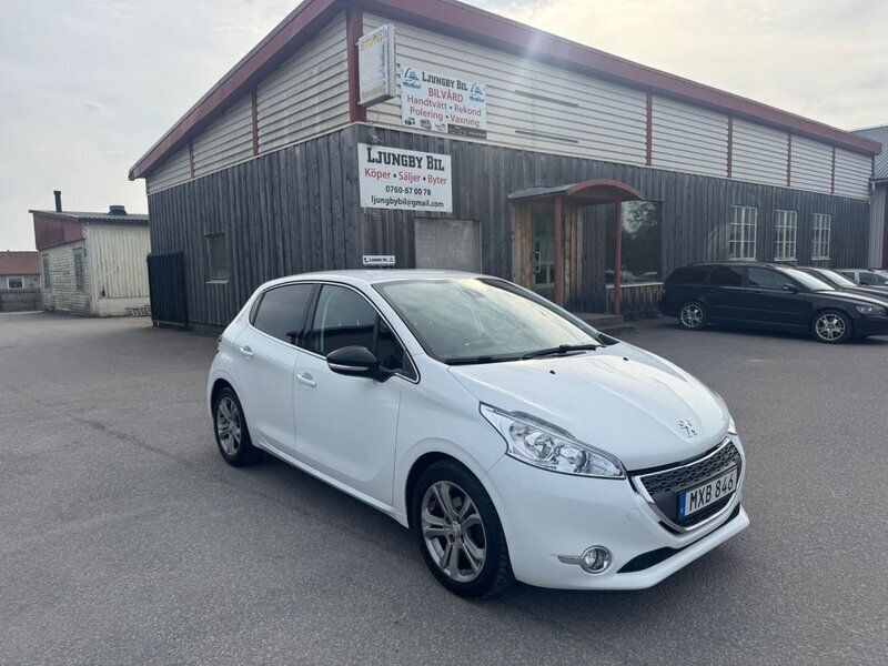 Vit Begagnad 2013 Peugeot 208 Halvkombi | 59 000 kr (Marknadspris) - Bild 1/4