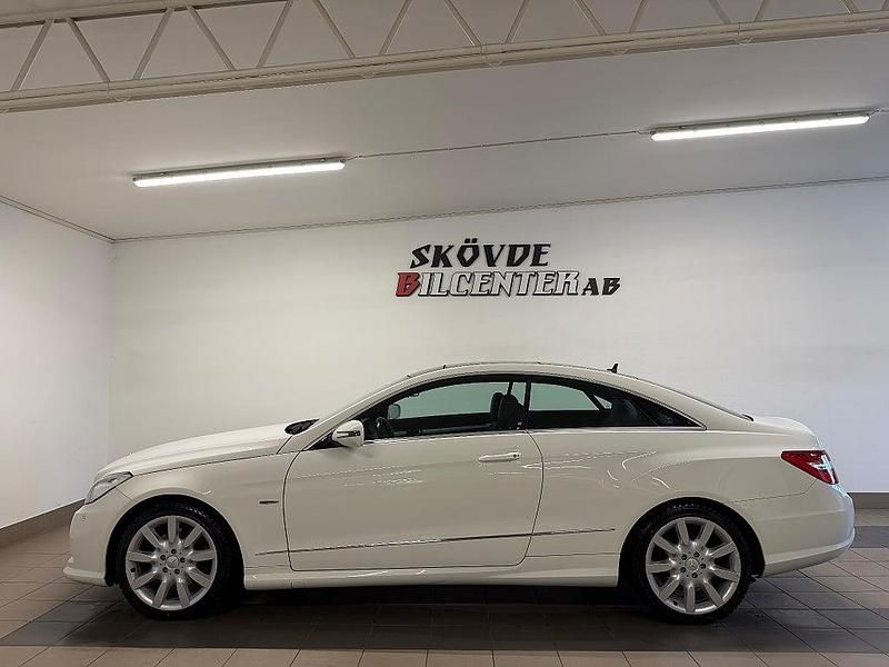 Vit Begagnad 2009 Mercedes E350 AMG Sportkupé | 146 500 kr (Marknadspris) - Bild 1/4