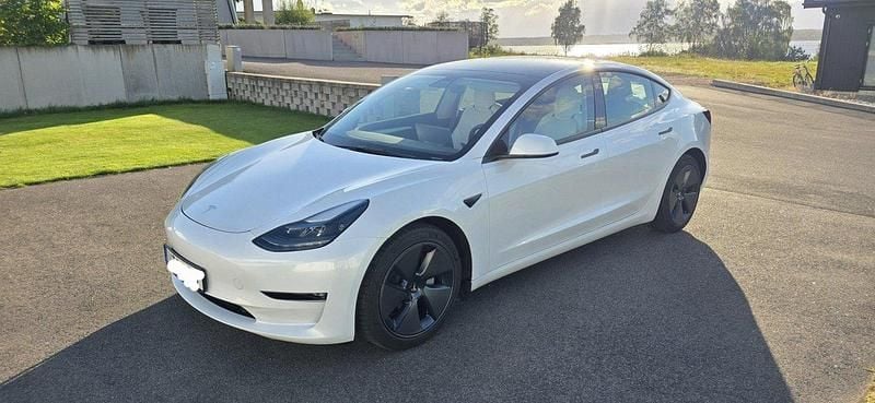 Vit Begagnad 2022 Tesla Model 3 Sedan | 339 000 kr (Marknadspris) - Bild 1/4