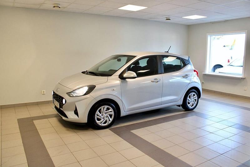 Grå Begagnad 2020 Hyundai i10 Edition Halvkombi | 119 900 kr (Marknadspris) - Bild 1/4
