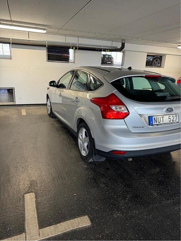 Grå Begagnad 2012 Ford Focus Trend Halvkombi | 55 000 kr (Marknadspris) - Bild 1/4