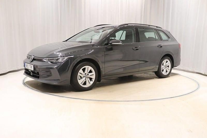 Mörkgrå Begagnad 2024 VW Golf VIII Kombi | 309 800 kr (Marknadspris) - Bild 1/4