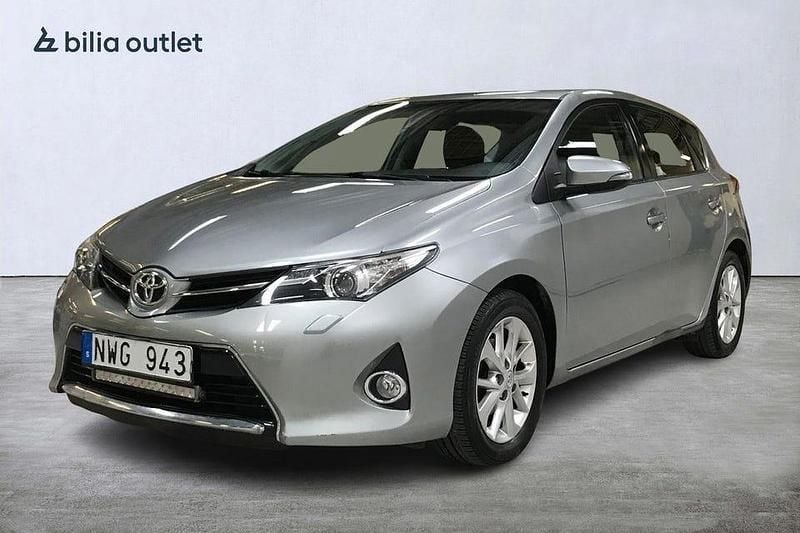 Ljusgrå Begagnad 2013 Toyota Auris Active Halvkombi | 89 900 kr (Marknadspris) - Bild 1/3