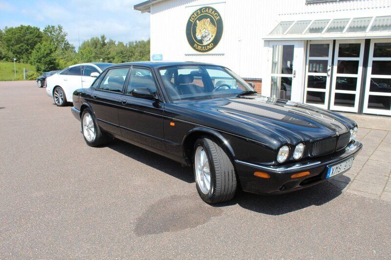 Svart Begagnad 2000 Jaguar XJ Executive Sedan | 137 000 kr - Bild 1/4